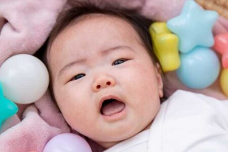 赤ちゃんの顔が画面いっぱいの写真