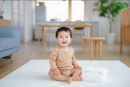 室内で赤ちゃんが一人で笑顔の写真