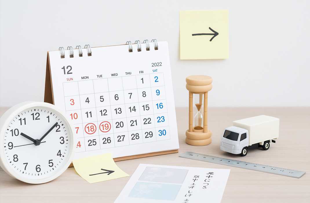締切と納期を示すイメージ。卓上カレンダーに締切日を赤丸、アナログ時計、砂時計、配送トラック、矢印付箋を木目背景で左寄せ配置(右側に広い余白)。